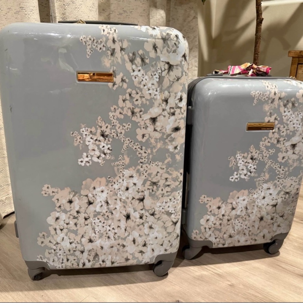 🌸❤️Sold ❤️🌸✅Vince Camuto Gray and Cream Luggage with Elegant Accents